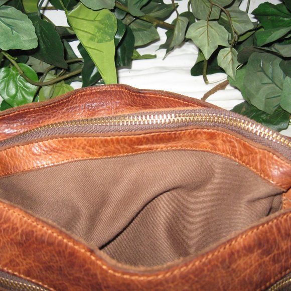 SOLD. SOLD. SOLD. WILSONS VINTAGE LARGE CROSSBODY BAG - Picture 9 of 10